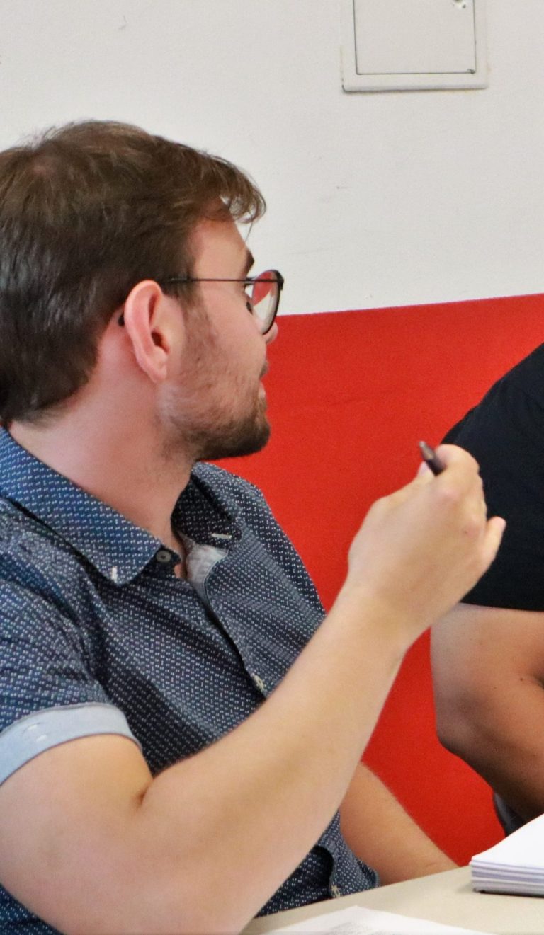 Konsekutivdolmetschen mit Notizblock. Dolmetscher für Portugiesisch, Spanisch und Englisch in Heidelberg.